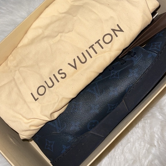 Authentic men’s Louis Vuitton Sneaker - Picture 3 of 3